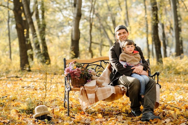 Una famiglia con due figlie andò a fare un picnic. Tempo d'autunno.