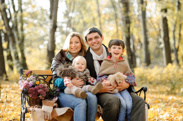 Una famiglia con due figlie andò a fare un picnic. Tempo d'autunno.