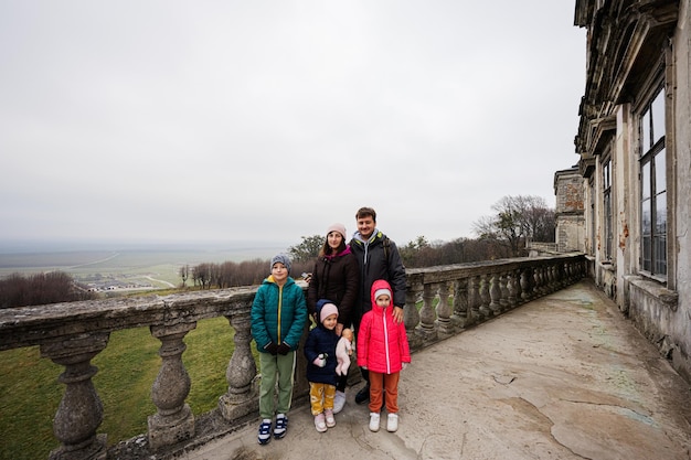 Una famiglia con tre bambini visita il castello di Pidhirtsi nella regione di Leopoli, in Ucraina