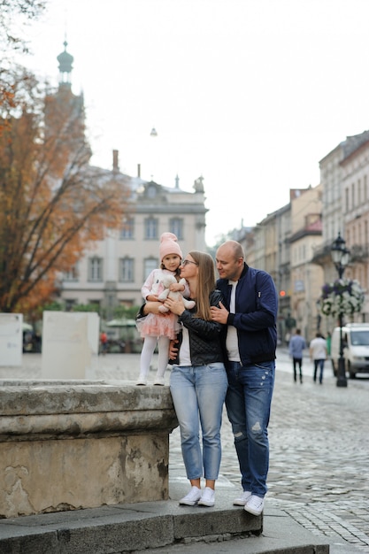 Una famiglia con una figlia si abbraccia e si diverte insieme.