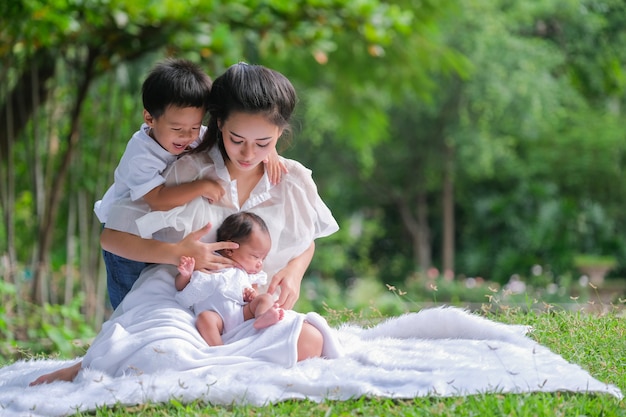 Una famiglia di 3 madre e figlio con una bellissima atmosfera in un giardino asiatico.