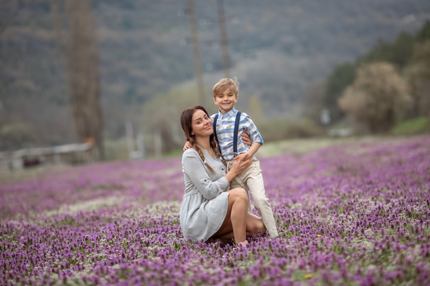 Una famiglia di due figli, madre e figlio di un bambino, attraversa un campo di lavanda