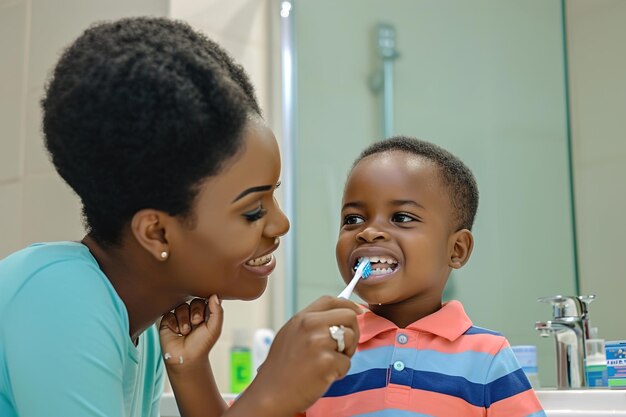 Una famiglia è in bagno una madre mostra a suo figlio come lavarsi i denti entrambi tengono uno spazzolino da denti