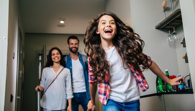 Una famiglia felice che entra nella stanza d'albergo