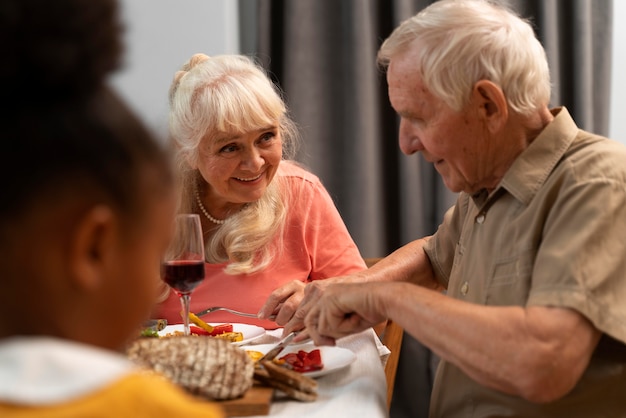 Una famiglia felice che ha una bella cena di Ringraziamento insieme