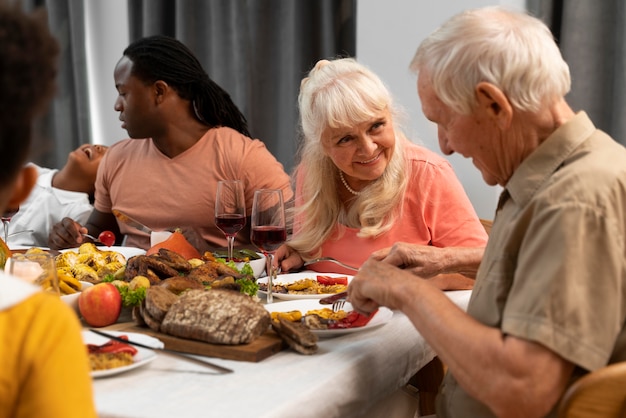 Una famiglia felice che ha una bella cena di Ringraziamento insieme