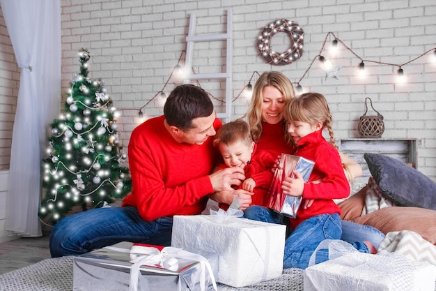 Una famiglia felice con regali a Natale