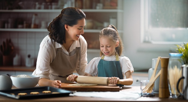 Una famiglia felice e amorevole sta preparando un forno insieme Madre e figlio stanno cucinando biscotti