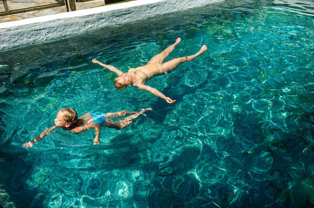 Una famiglia felice prende in una piscina per il trattamento di idrogeno solforato in un resort in Turchia