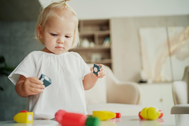 Una famiglia felice trascorre il tempo a casa Il preferito del bambino che gioca in legno colorato per bambini