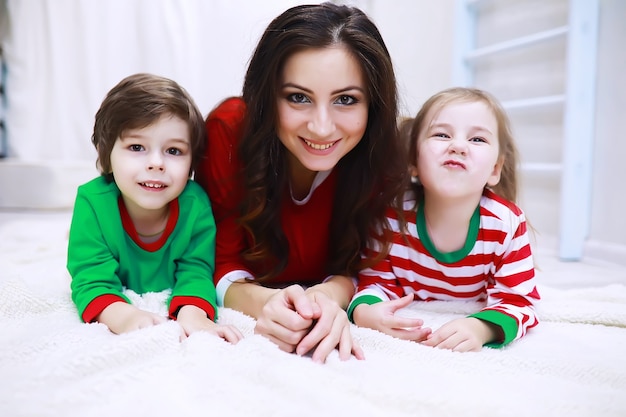 Una famiglia in pigiama a righe riposa a casa Una famiglia felice