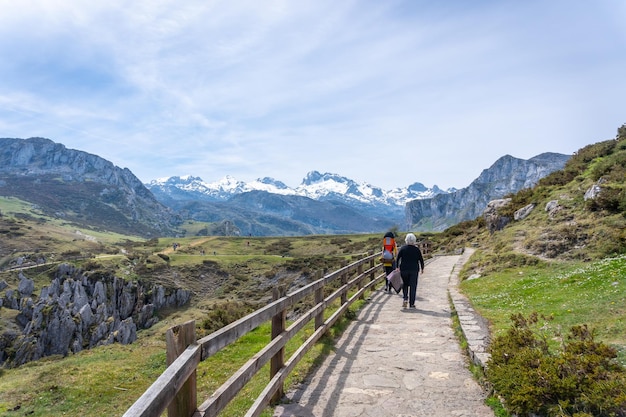 Una famiglia in visita alle miniere di Buferrera nei laghi di Covadonga, Asturie, Spagna