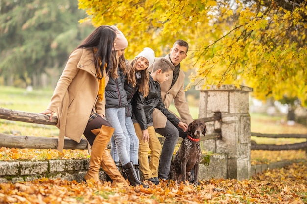 Una famiglia parla e si gode i momenti all'aperto durante una colorata giornata autunnale.