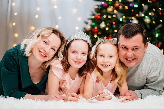 Una famiglia prima delle vacanze di capodanno dell'albero di Natale