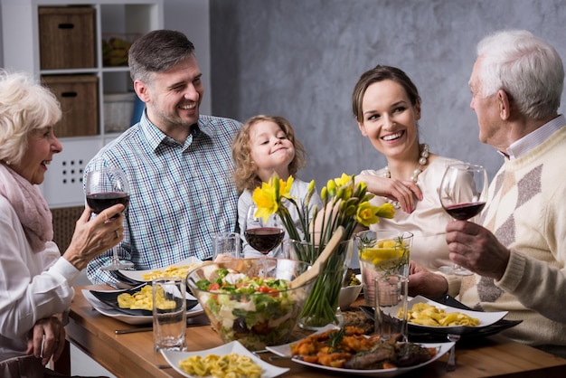 Una famiglia sta mangiando insieme.