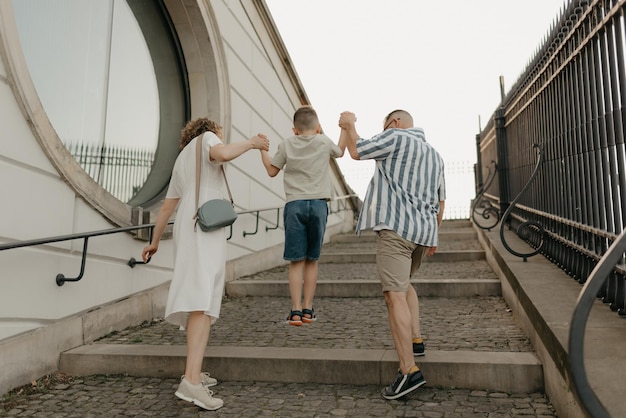 Una famiglia sta salendo le scale del palazzo in una vecchia città europea