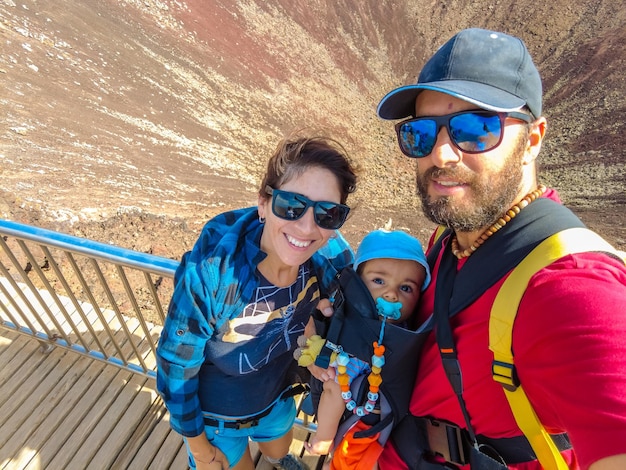 Una famiglia sul cratere del vulcano Calderon Hondo vicino a Corralejo