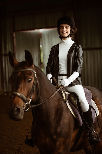 Una fantino in abito da sera siede su un cavallo raffigurato un frammento del corpo di una ragazza un muso di un cavallo un b...