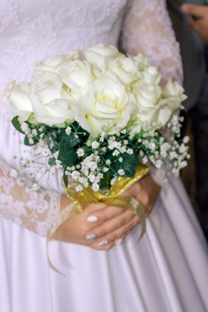 una fede nuziale sul bouquet da sposa della sposa