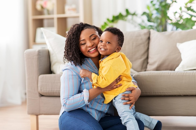 una felice madre afroamericana con un bambino a casa