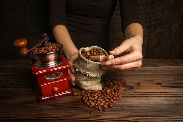 Una femmina di mani e macinino da caffè