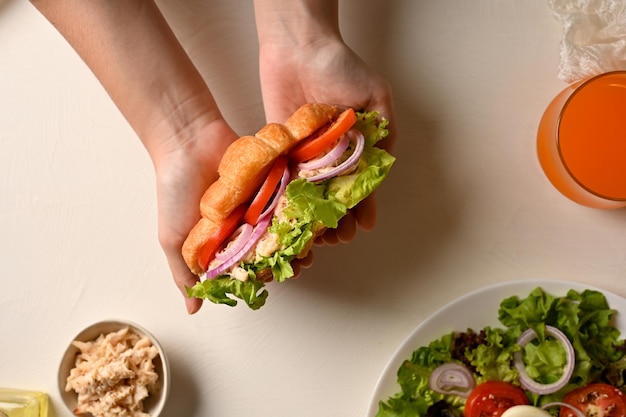 Una femmina passa con un sano croissant di pollo