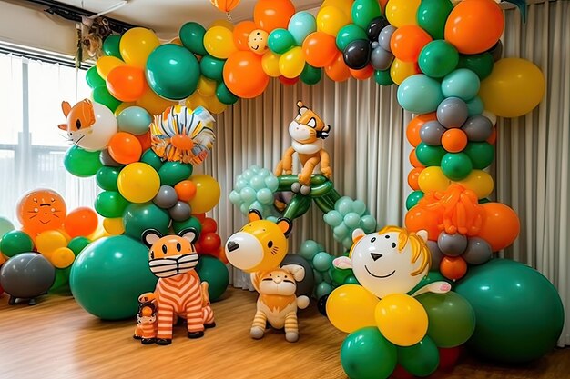 Una festa a tema giungla con un arco di palloncini a tema jungla.