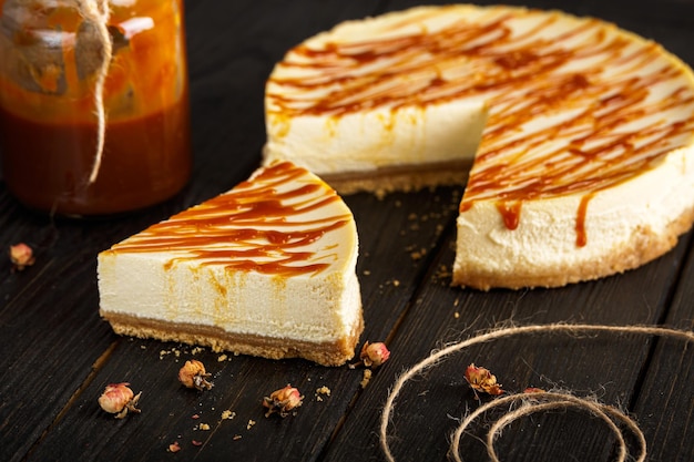 Una fetta di cheesecake con un pezzo mancante.