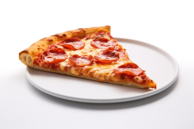 Una fetta di deliziosa pizza fresca su un piatto bianco isolato su uno sfondo bianco