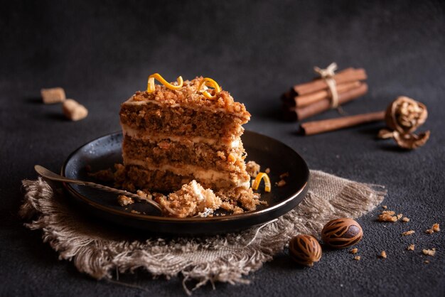 Una fetta di deliziosa torta fatta in casa con noci e cannella