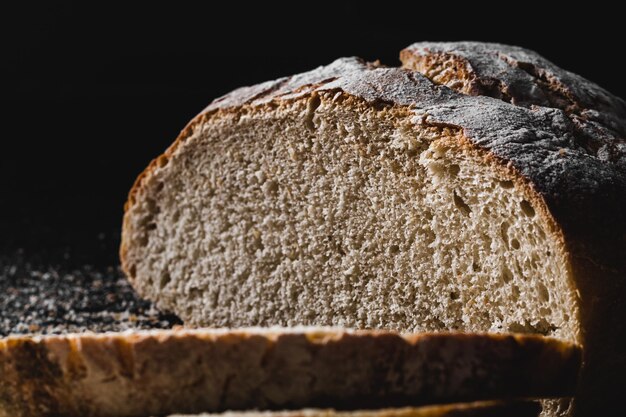 Una fetta di pane casalingo scuro spruzzato di farina