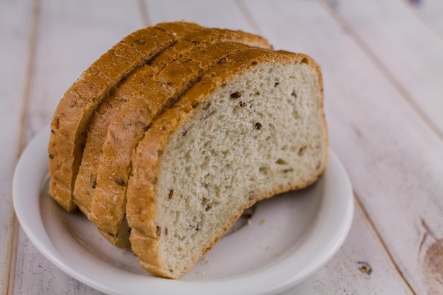 Una fetta di pane su un tavolo di legno