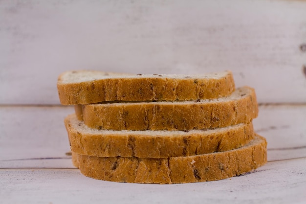 Una fetta di pane su un tavolo di legno