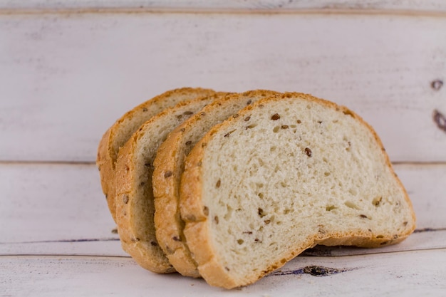 Una fetta di pane su un tavolo di legno