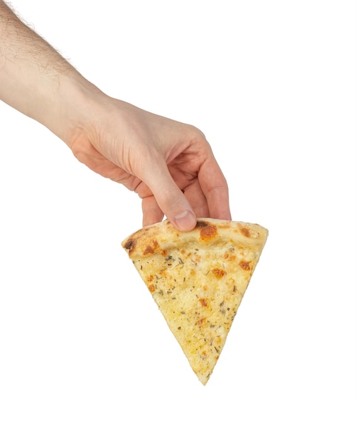 Una fetta di pizza quattro formaggi in una mano su uno sfondo bianco isolato