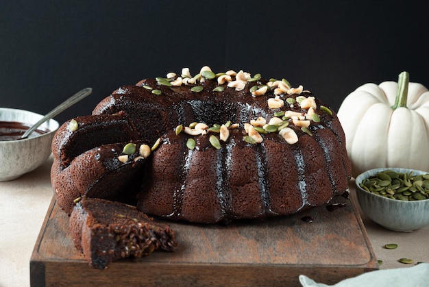 Una fetta di torta al cioccolato con una zucca sul lato