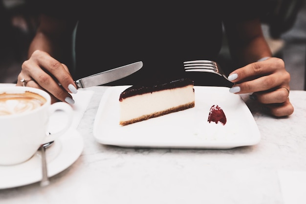 Una fetta di torta deliziosa e una tazza di caffè