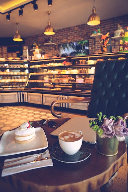 Una fetta di torta deliziosa e una tazza di caffè