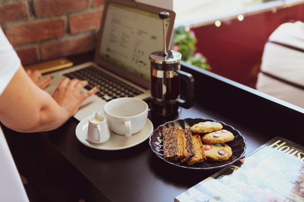 Una fetta di torta deliziosa e una tazza di caffè