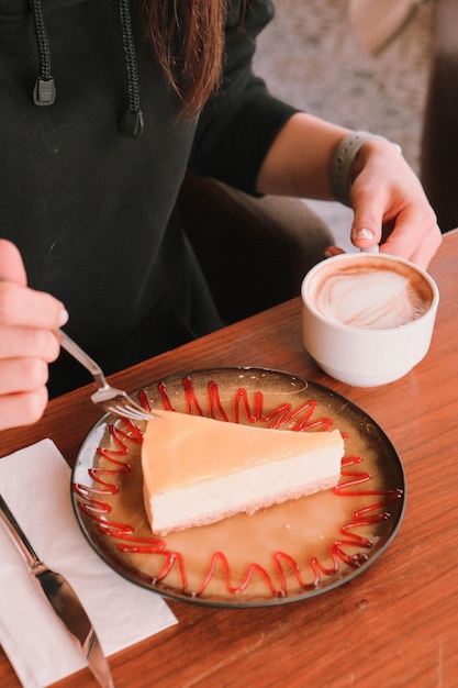 Una fetta di torta deliziosa e una tazza di caffè