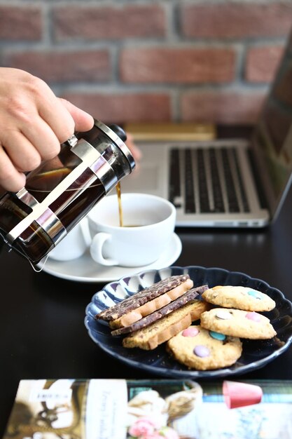 Una fetta di torta deliziosa e una tazza di caffè