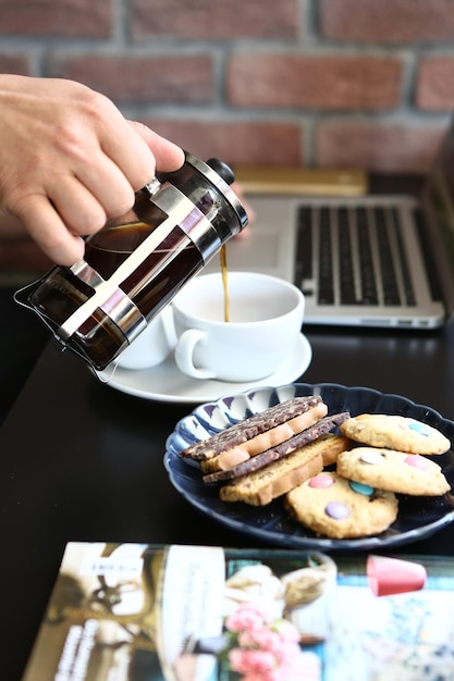 Una fetta di torta deliziosa e una tazza di caffè