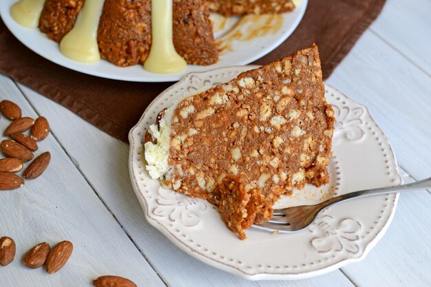 Una fetta di torta di mandorle su un piatto con una forchetta