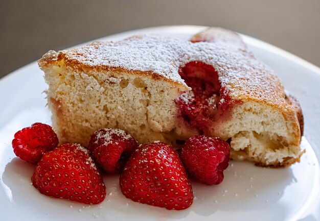 Una fetta di torta di mele con le mele