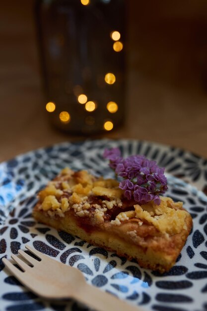 Una fetta di torta di pasta frolla fatta in casa ripiena di mele e prugne Torta su uno sfondo bokeh