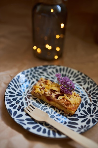 Una fetta di torta di pasta frolla fatta in casa ripiena di mele e prugne Torta su uno sfondo bokeh