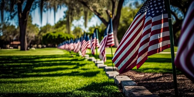 Una fila di bandiere americane su un giardino di erba verde soffia nel vento Memorial Park