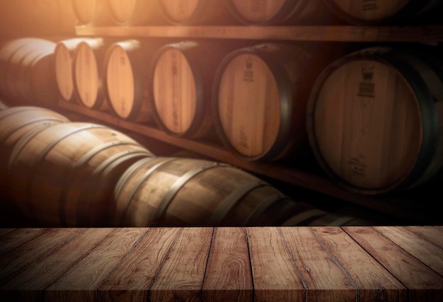 Una fila di botti in una cantina con la parola vino sul fondo.