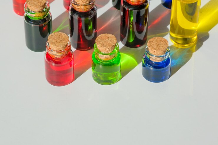 Una fila di bottiglie di colore rosso, verde e blu. Una tavolozza di colori per l'artista.