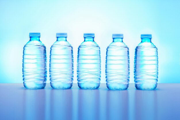 Una fila di bottiglie di plastica con acqua potabile purificata e trasparente